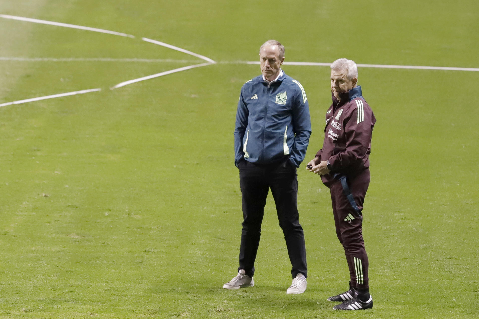 El presidente de la Federación Mexicana de Fútbol, Ivar Sisniega (i) y el técnico de la Selección Mexicana de fútbol, Javier Aguirre, conversan durante una práctica este viernes, previo a su juego amistoso ante el Valencia CF en el estadio Cuauhtémoc, en el estado de Puebla (México). EFE/ Hilda Ríos