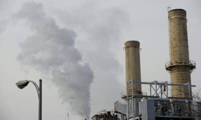 Fotografía de archivo de una columna de humo saliendo de una chimenea de una planta de carbón. EFE/Matthew Cavanaugh