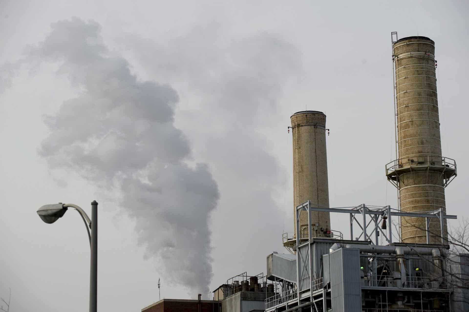 Fotografía de archivo de una columna de humo saliendo de una chimenea de una planta de carbón. EFE/Matthew Cavanaugh