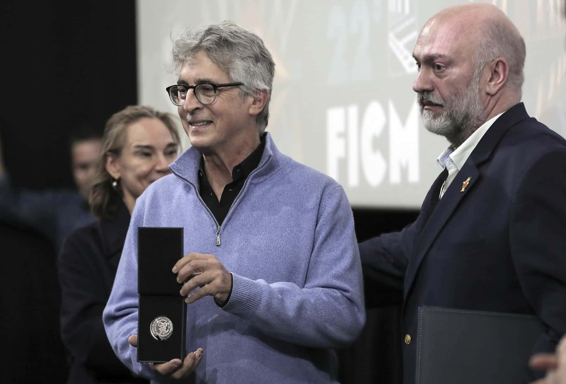 El director general de actividades cinematográficas de la Universidad Nacional Autónoma de México, Hugo Villa (d), entrega la Medalla de la Filmoteca UNAM al cineasta estadounidense Alexander Payne este 20 de octubre de 2024, en el marco del Festival Internacional de Cine de Morelia (FICM) en Morelia (México).EFE/ Iván Villanueva