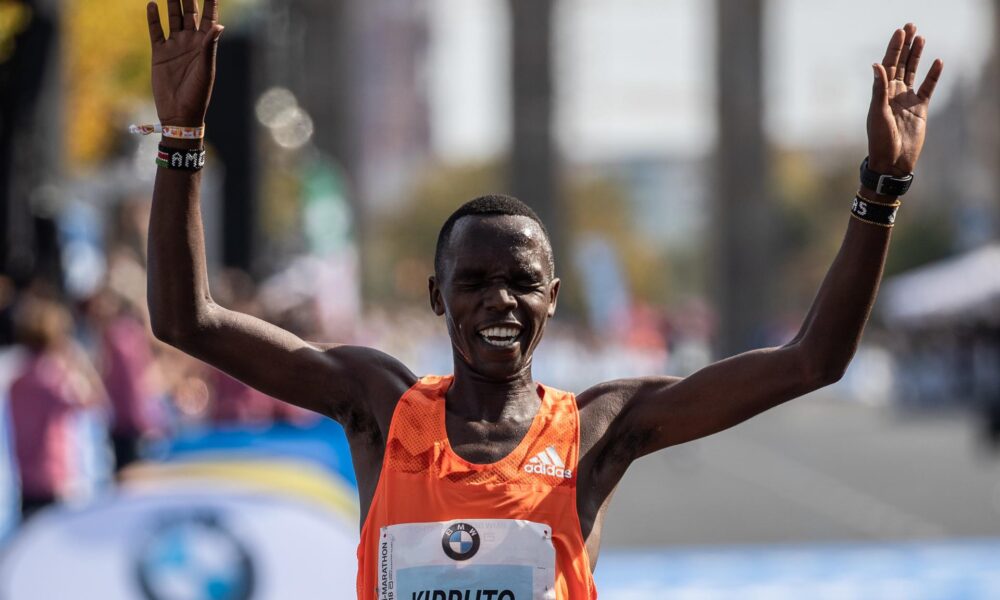 Fotografía de archivo del fondista keniano Amos Kipruto, uno de los candidatos al triunfo, este domingo, en el Maratón de Chicago. EFE/EPA/HAYOUNG JEON