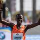 Fotografía de archivo del fondista keniano Amos Kipruto, uno de los candidatos al triunfo, este domingo, en el Maratón de Chicago. EFE/EPA/HAYOUNG JEON