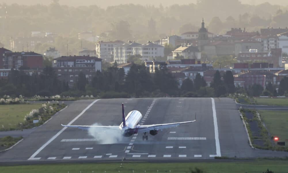 El avión de la compañia Wizz Air Malta, procedente de Viena, en el momento de tomar tierra en el aeropuerto de Bilbao, donde varios vuelos se han suspendido  por el viento. EFE/Luis Tejido