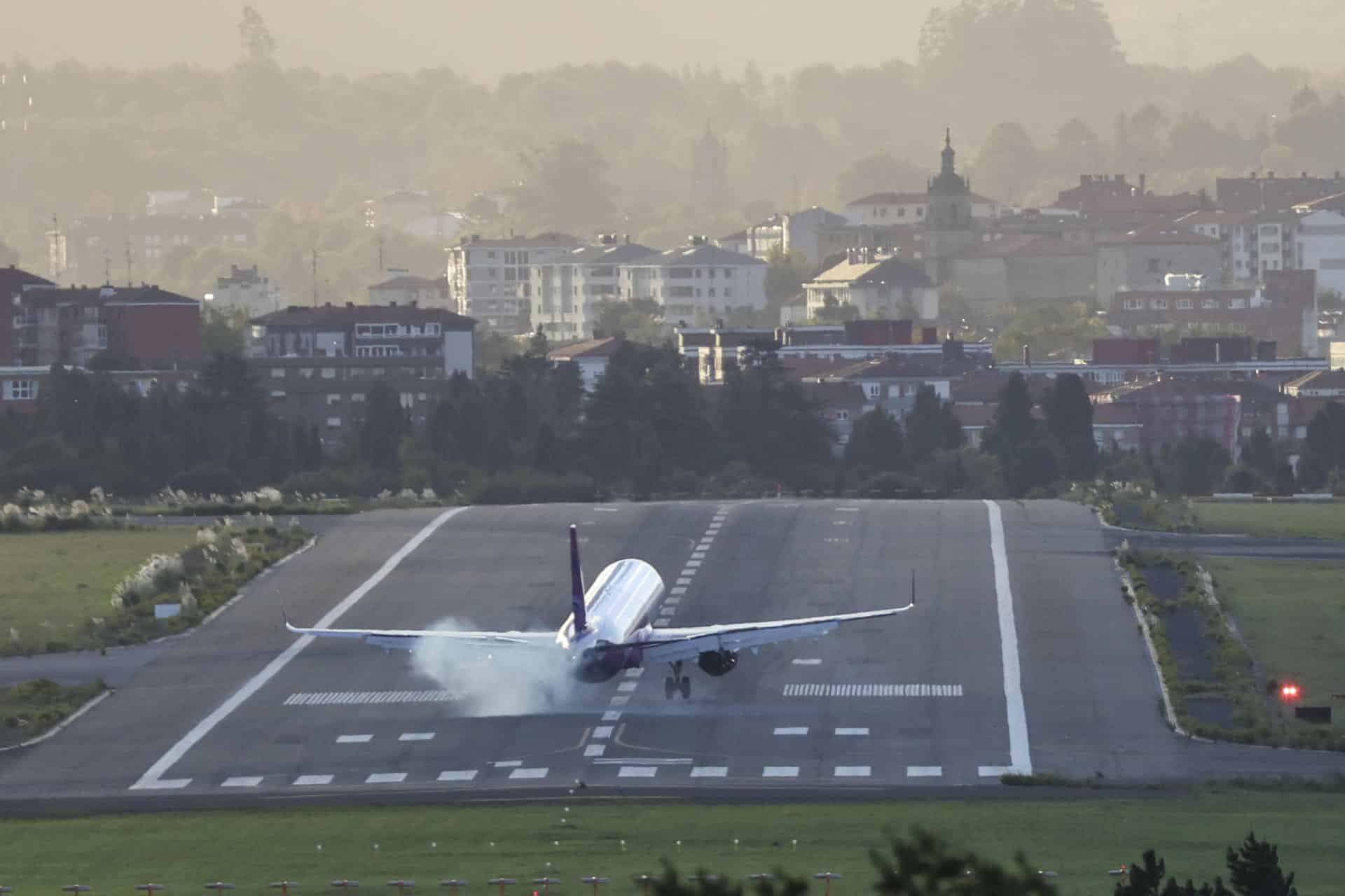 El avión de la compañia Wizz Air Malta, procedente de Viena, en el momento de tomar tierra en el aeropuerto de Bilbao, donde varios vuelos se han suspendido  por el viento. EFE/Luis Tejido