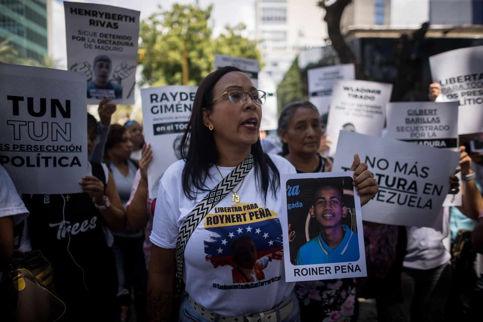 Imagen de archivo de una mujer que sostiene un cartel con la imagen de un detenido durante una manifestación frente a la sede del Ministerio de Servicio Penitenciario, en Caracas. EFE/ Miguel Gutierrez