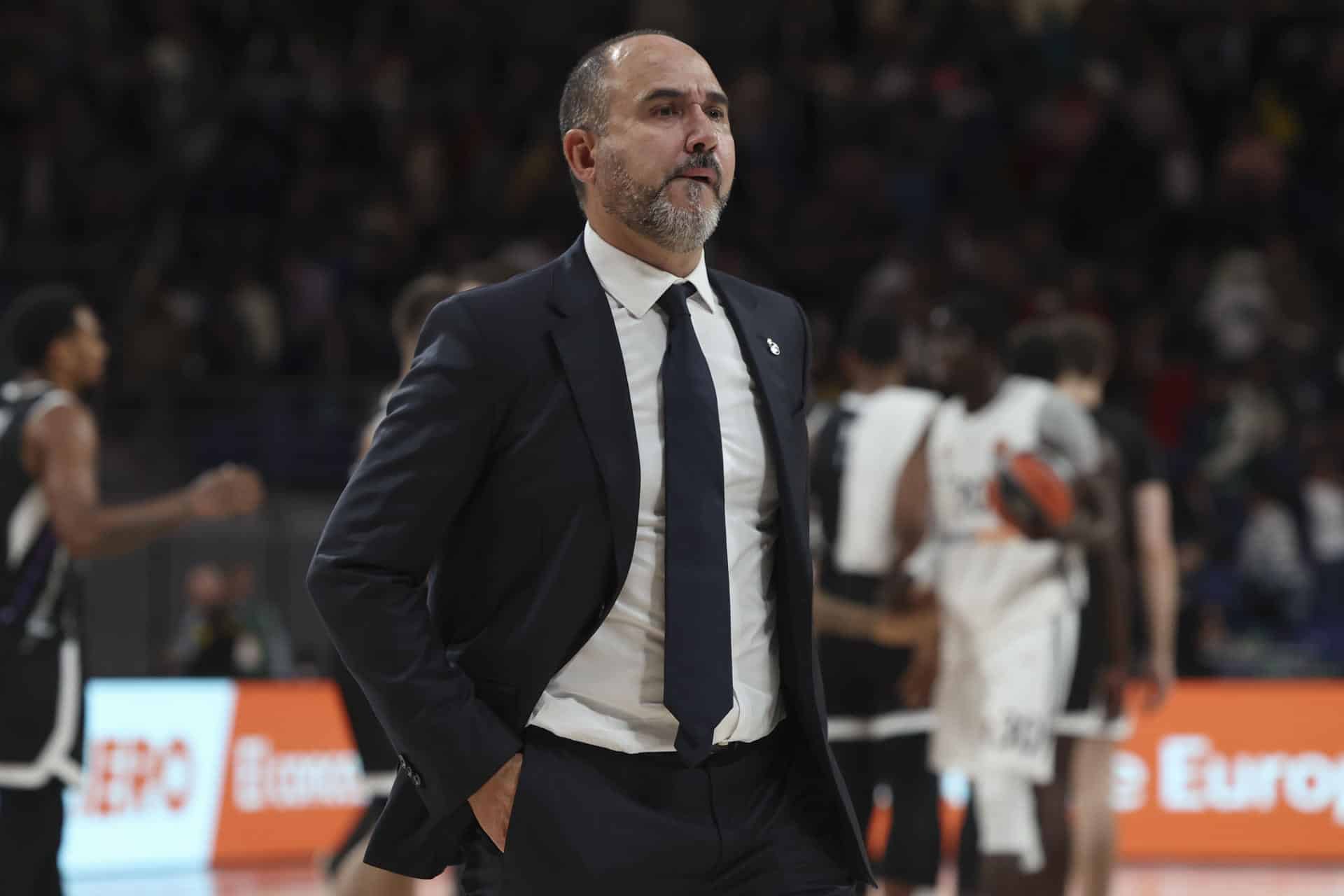 El entrenador del Real Madrid Chus Mateo tras el encuentro de Euroliga que Real Madrid y el Partizán de Belgrado disputaron en el WiZink Center, en Madrid, en una foto de archivo. EFE/ Kiko Huesca