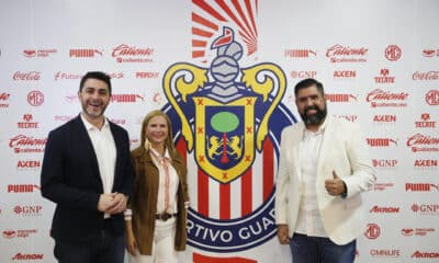 El director para las Américas de GGTech Entertainment, Juan Diego García (i), junto a la gerente de ventas espectáculos del club deportivo Chivas, Ana Cristina Jaime (c), y el gerente de planeación estratégica comercial e innovación de Chivas, Santiago Montes (d), posan al finalizar una rueda de prensa este jueves, en la Ciudad de Guadalajara, en Jalisco (México). EFE/ Francisco Guasco