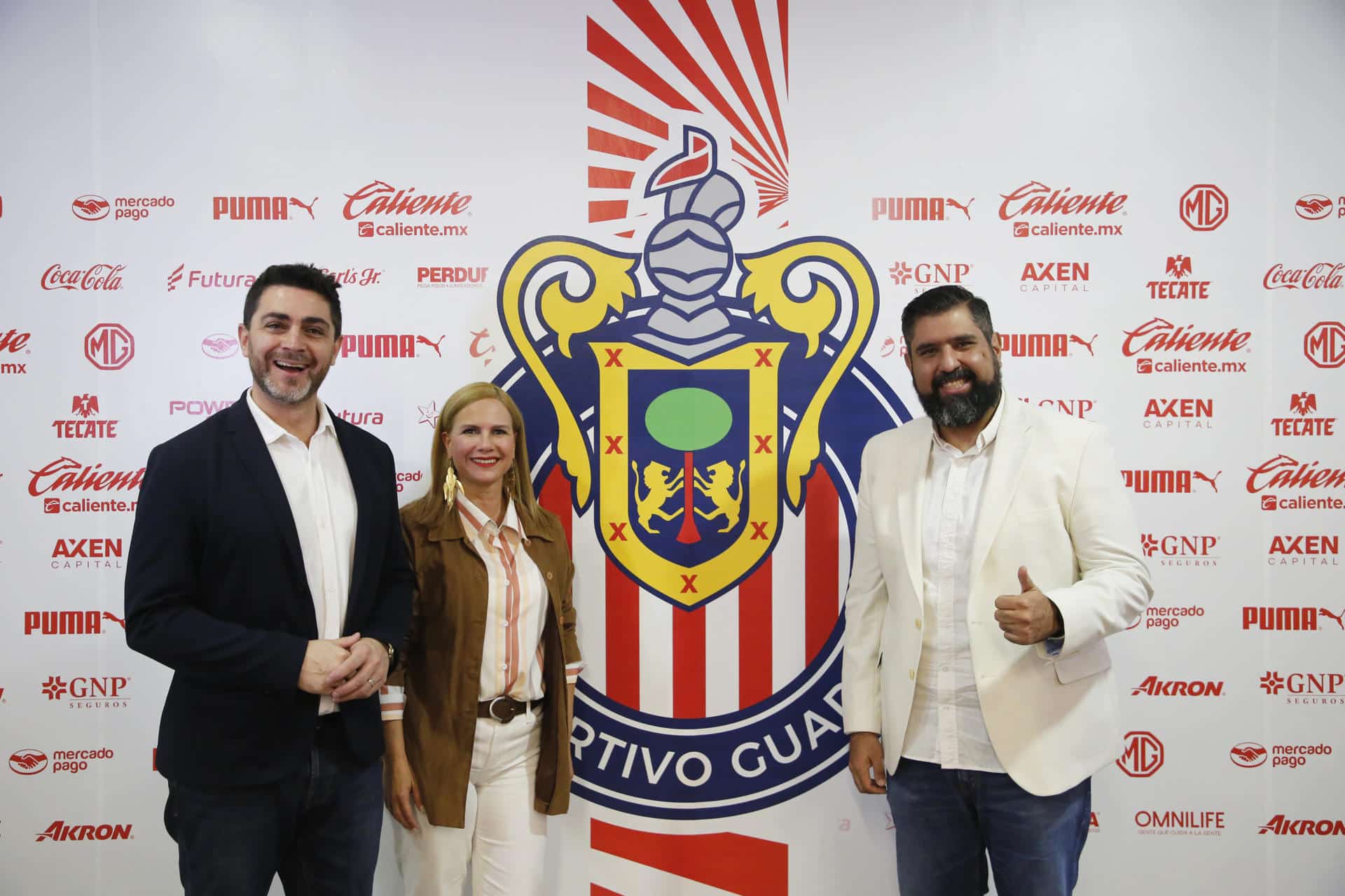 El director para las Américas de GGTech Entertainment, Juan Diego García (i), junto a la gerente de ventas espectáculos del club deportivo Chivas, Ana Cristina Jaime (c), y el gerente de planeación estratégica comercial e innovación de Chivas, Santiago Montes (d), posan al finalizar una rueda de prensa este jueves, en la Ciudad de Guadalajara, en Jalisco (México). EFE/ Francisco Guasco