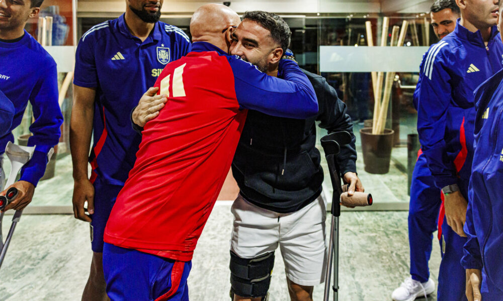 El jugador español Dani Carvajal (d) saluda al seleccionador Luis de la Fuente durante la concentración de la selección española en la Ciudad del Fútbol en Las Rozas (Comunidad de Madrid). EFE/ Pablo García RFEF