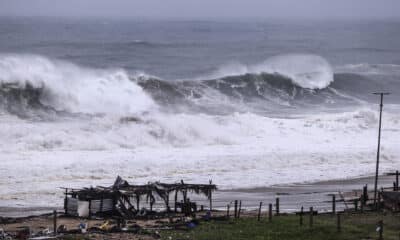 Fotografía que muestra la lluvia y el fuerte oleaje por el paso del huracán 'John', este miércoles, en el balneario de Acapulco, en el estado de Guerrero (México).EFE/ David Guzmán.