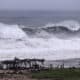 Fotografía que muestra la lluvia y el fuerte oleaje por el paso del huracán 'John', este miércoles, en el balneario de Acapulco, en el estado de Guerrero (México).EFE/ David Guzmán.