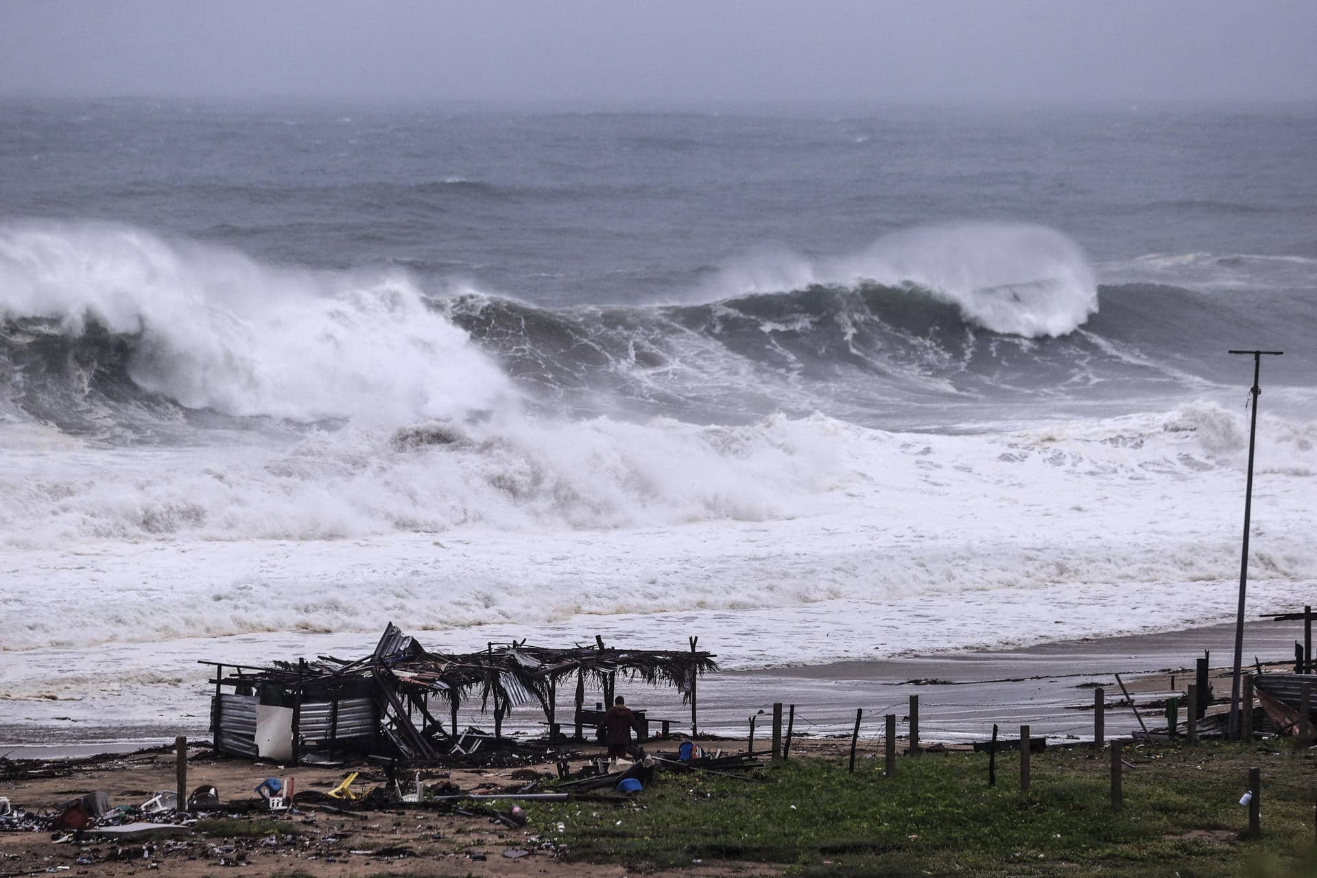 Fotografía que muestra la lluvia y el fuerte oleaje por el paso del huracán 'John', este miércoles, en el balneario de Acapulco, en el estado de Guerrero (México).EFE/ David Guzmán.