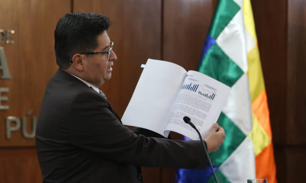 El ministro de economía y finanzas públicas, Marcelo Montenegro, muestra un documento en una rueda de prensa este lunes, en La Paz (Bolivia). EFE/ Luis Gandarillas