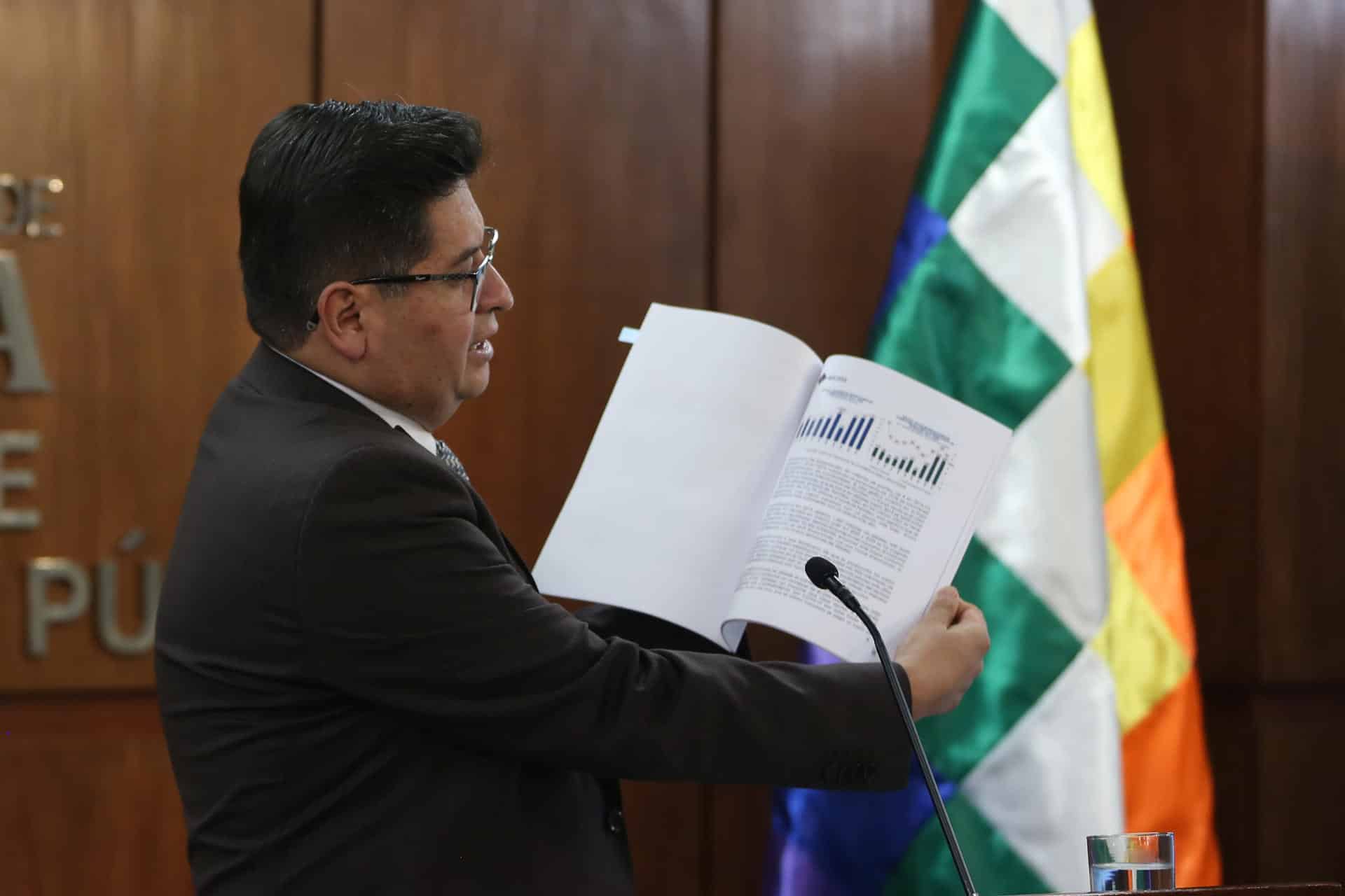 El ministro de economía y finanzas públicas, Marcelo Montenegro, muestra un documento en una rueda de prensa este lunes, en La Paz (Bolivia). EFE/ Luis Gandarillas