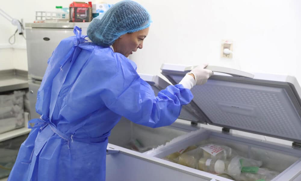 Fotografía de la neonatóloga y directora del Banco de Leche Humana de Uruguay, Manuela De María, mostrando cómo se almacenan las botellas de leche materna en el Banco de Leche Humana de Uruguay, en el centro hospitalario Pereira Rossell, en Montevideo (Uruguay). EFE/ Alejandro Prieto