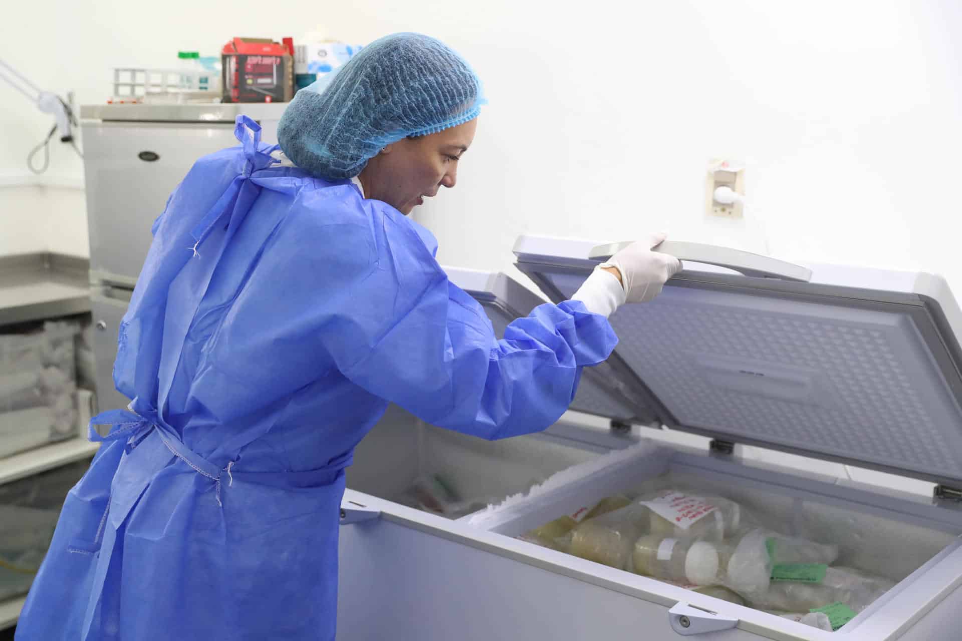 Fotografía de la neonatóloga y directora del Banco de Leche Humana de Uruguay, Manuela De María, mostrando cómo se almacenan las botellas de leche materna en el Banco de Leche Humana de Uruguay, en el centro hospitalario Pereira Rossell, en Montevideo (Uruguay). EFE/ Alejandro Prieto