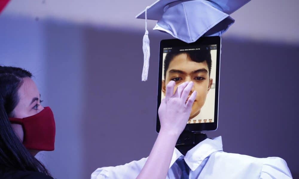 Fotografía de archivo de una tableta conectada a un robot durante la retransmisión de una ceremonia de graduación en Filipinas a través de Facebook durante la pandemia de la covid-19 en 2020. EFE/EPA/FRANCIS R. MALASIG