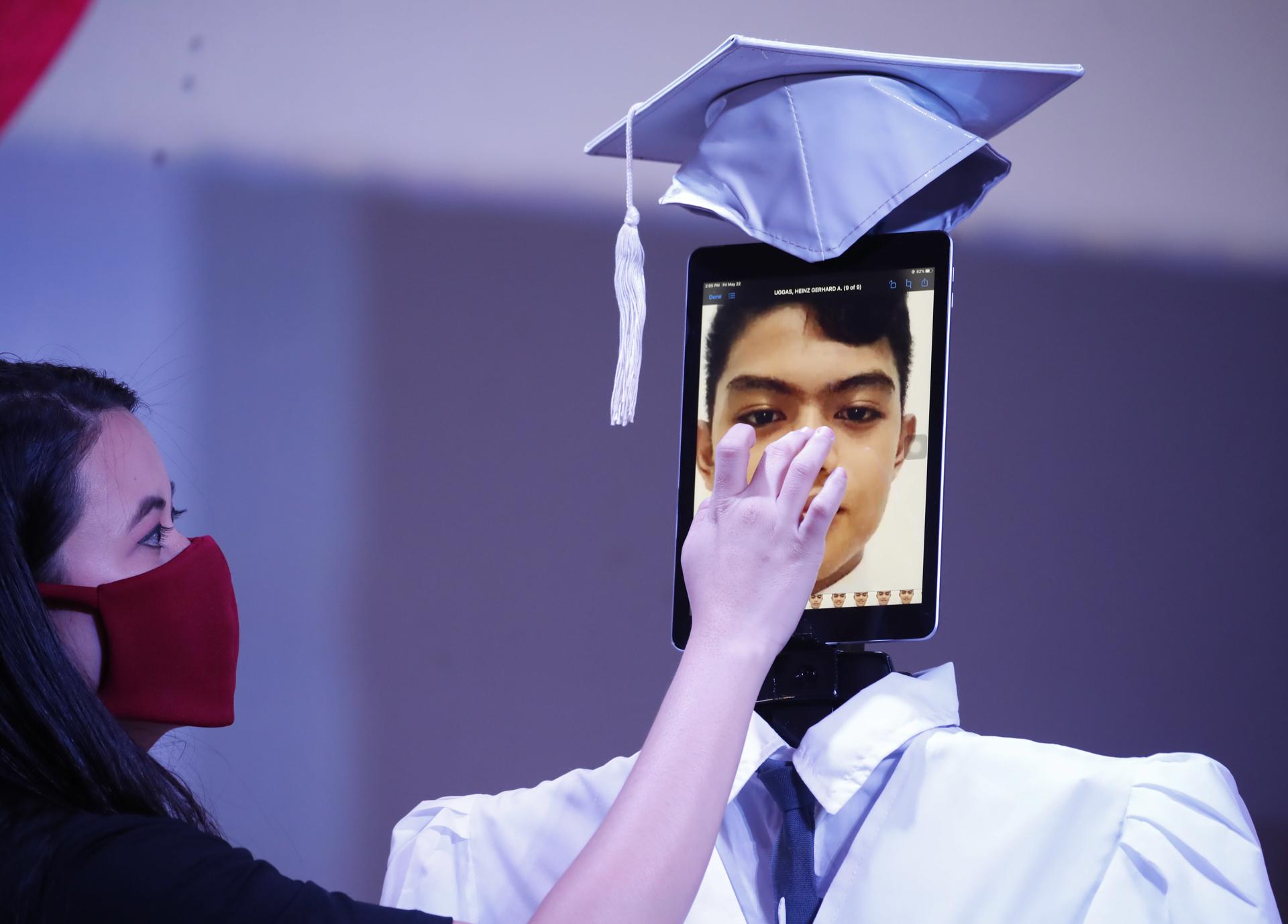 Fotografía de archivo de una tableta conectada a un robot durante la retransmisión de una ceremonia de graduación en Filipinas a través de Facebook durante la pandemia de la covid-19 en 2020. EFE/EPA/FRANCIS R. MALASIG