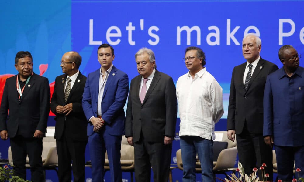 El presidente de Colombia, Gustavo Petro (3d), acompañado por el secretario general de la ONU, António Guterres (c), y el presidente de Ecuador, Daniel Noboa (3i), entre otros, participan en el segmento de alto nivel de la Conferencia de la ONU sobre Biodiversidad Biológica (COP16) este martes, en Cali (Colombia). EFE/ Ernesto Guzmán Jr.