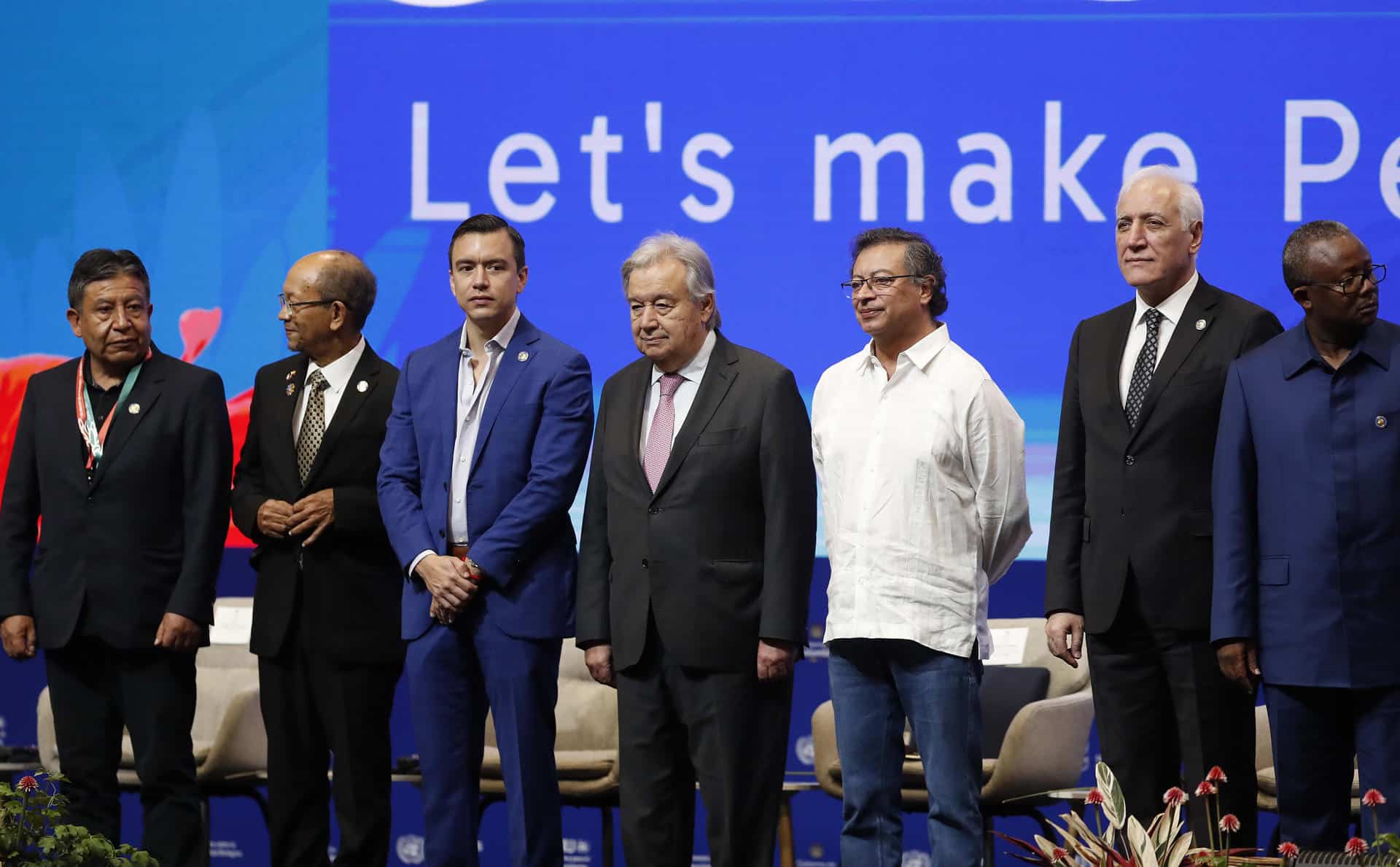 El presidente de Colombia, Gustavo Petro (3d), acompañado por el secretario general de la ONU, António Guterres (c), y el presidente de Ecuador, Daniel Noboa (3i), entre otros, participan en el segmento de alto nivel de la Conferencia de la ONU sobre Biodiversidad Biológica (COP16) este martes, en Cali (Colombia). EFE/ Ernesto Guzmán Jr.