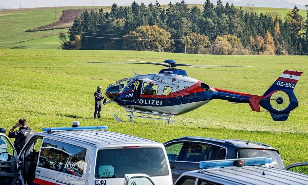 Un helicóptero policial es enviado como parte de la búsqueda de un sospechoso después de un tiroteo en Kirchberg ob der Donau, Austria, el 28 de octubre de 2024. La policía de Kirchberg ob der Donau, en el estado federado de Alta Austria, en el norte de Austria, lleva a cabo una importante operación desde la mañana del 28 de octubre de 2024. Una portavoz de la policía estatal confirmó que un hombre es sospechoso de haber matado a tiros a dos personas, incluido el alcalde de Kirchberg. El sospechoso sigue prófugo. EFE/EPA/ANTONIO BAYER