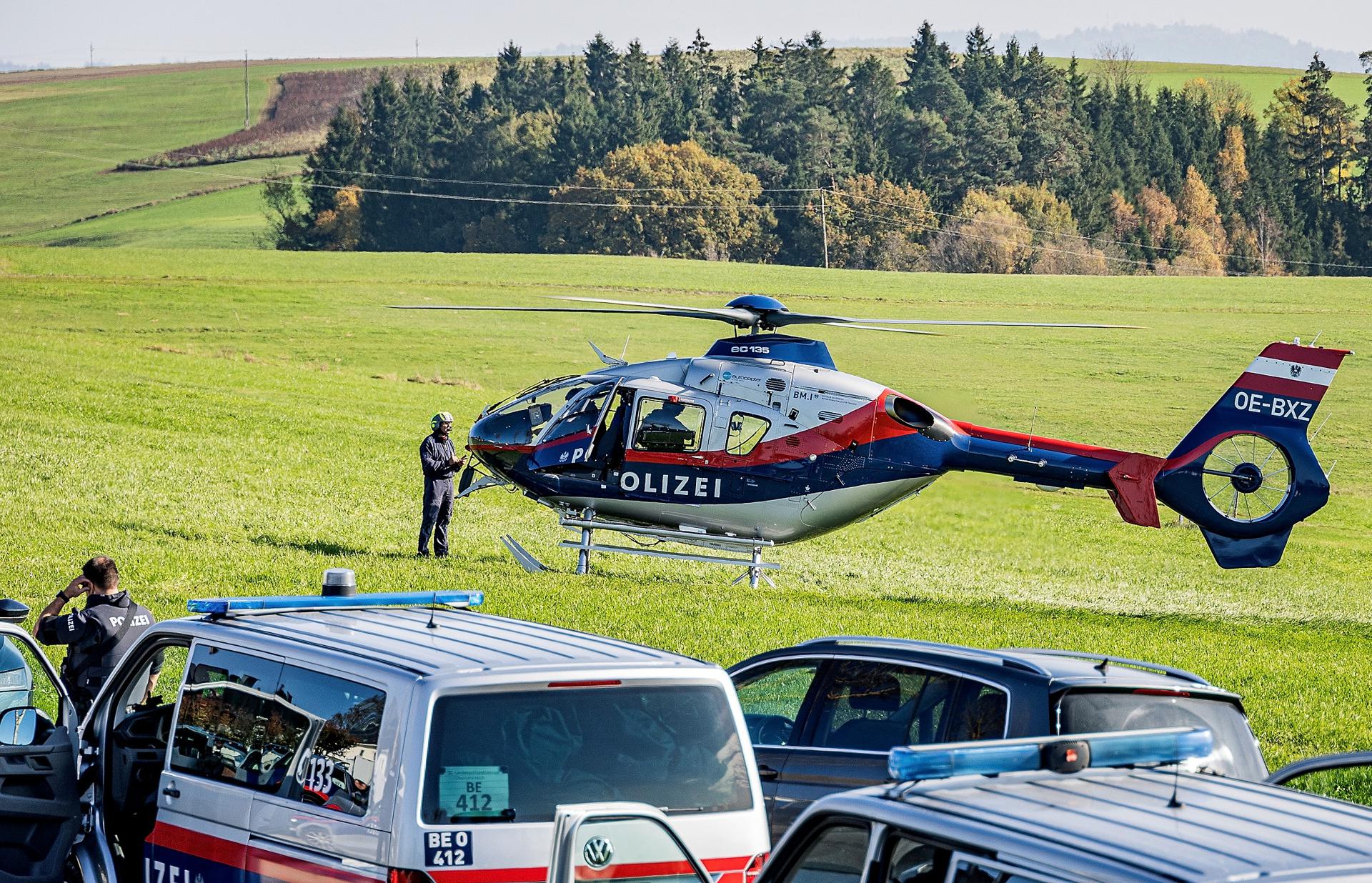 Un helicóptero policial es enviado como parte de la búsqueda de un sospechoso después de un tiroteo en Kirchberg ob der Donau, Austria, el 28 de octubre de 2024. La policía de Kirchberg ob der Donau, en el estado federado de Alta Austria, en el norte de Austria, lleva a cabo una importante operación desde la mañana del 28 de octubre de 2024. Una portavoz de la policía estatal confirmó que un hombre es sospechoso de haber matado a tiros a dos personas, incluido el alcalde de Kirchberg. El sospechoso sigue prófugo. EFE/EPA/ANTONIO BAYER