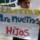 Fotografía de archivo de una mujer sosteniendo un cartel durante una manifestación de familiares de adolescentes detenidos durante las protestas contra los resultados de las elecciones presidenciales en Venezuela. EFE/ Miguel Gutiérrez ARCHIVO