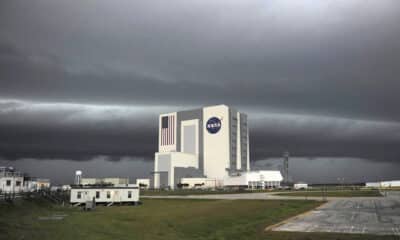 Fotografía cedida por la NASA donde se muestra la sede del Centro Espacial Kennedy en Merritt Island (Florida) cerrada este miércoles ante la llegada del huracán Milton. EFE/NASA