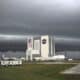 Fotografía cedida por la NASA donde se muestra la sede del Centro Espacial Kennedy en Merritt Island (Florida) cerrada este miércoles ante la llegada del huracán Milton. EFE/NASA