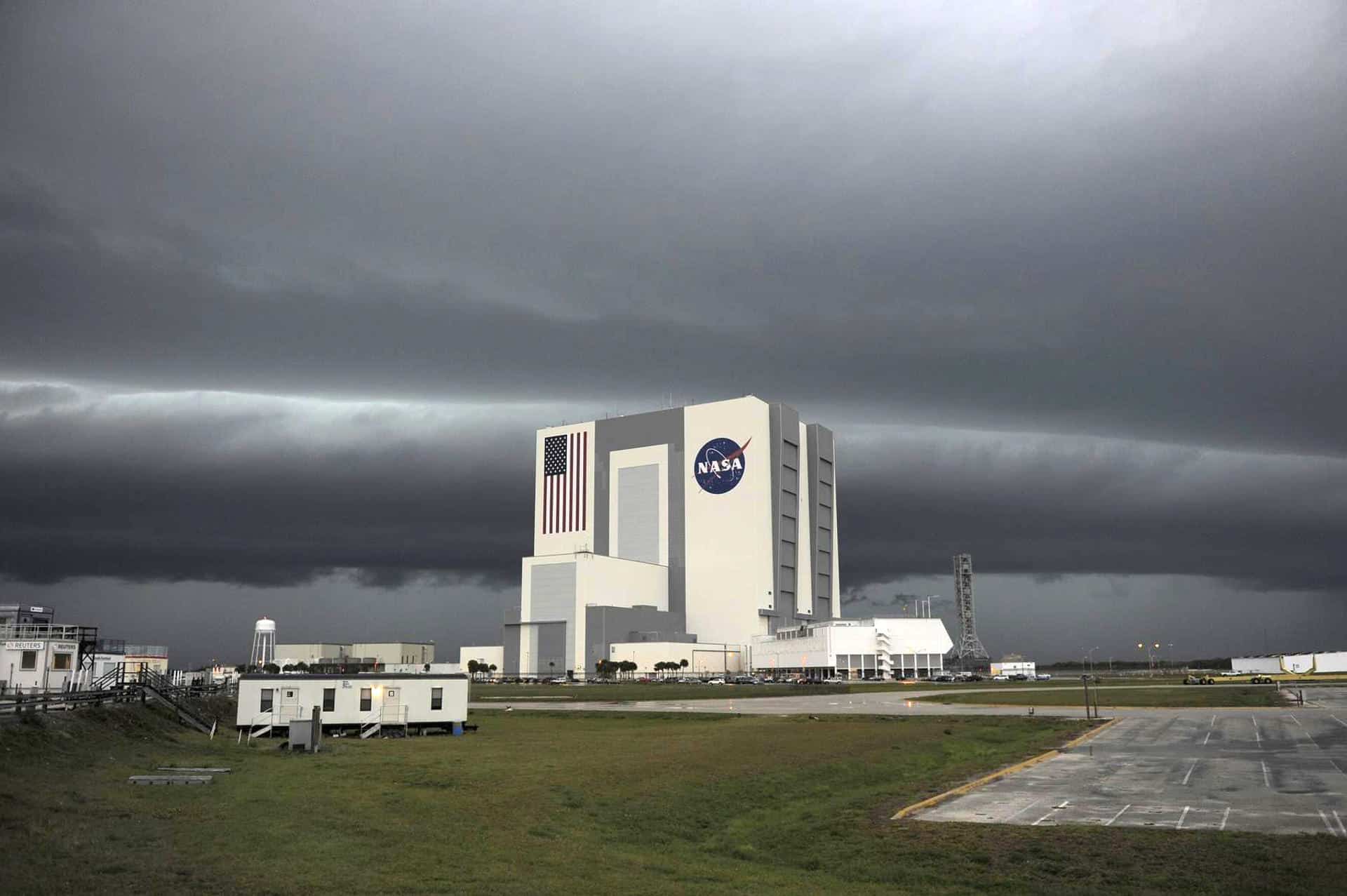 Fotografía cedida por la NASA donde se muestra la sede del Centro Espacial Kennedy en Merritt Island (Florida) cerrada este miércoles ante la llegada del huracán Milton. EFE/NASA