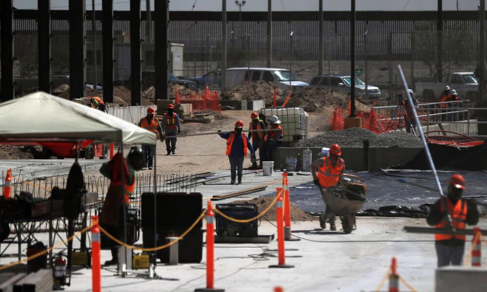 Obreros trabajan en una construcción, el 21 de junio de 2024, en Ciudad Juárez (México). Archivo. EFE/ Luis Torres