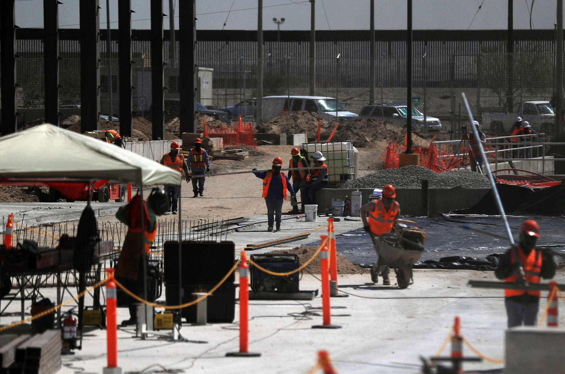 Obreros trabajan en una construcción, el 21 de junio de 2024, en Ciudad Juárez (México). Archivo. EFE/ Luis Torres