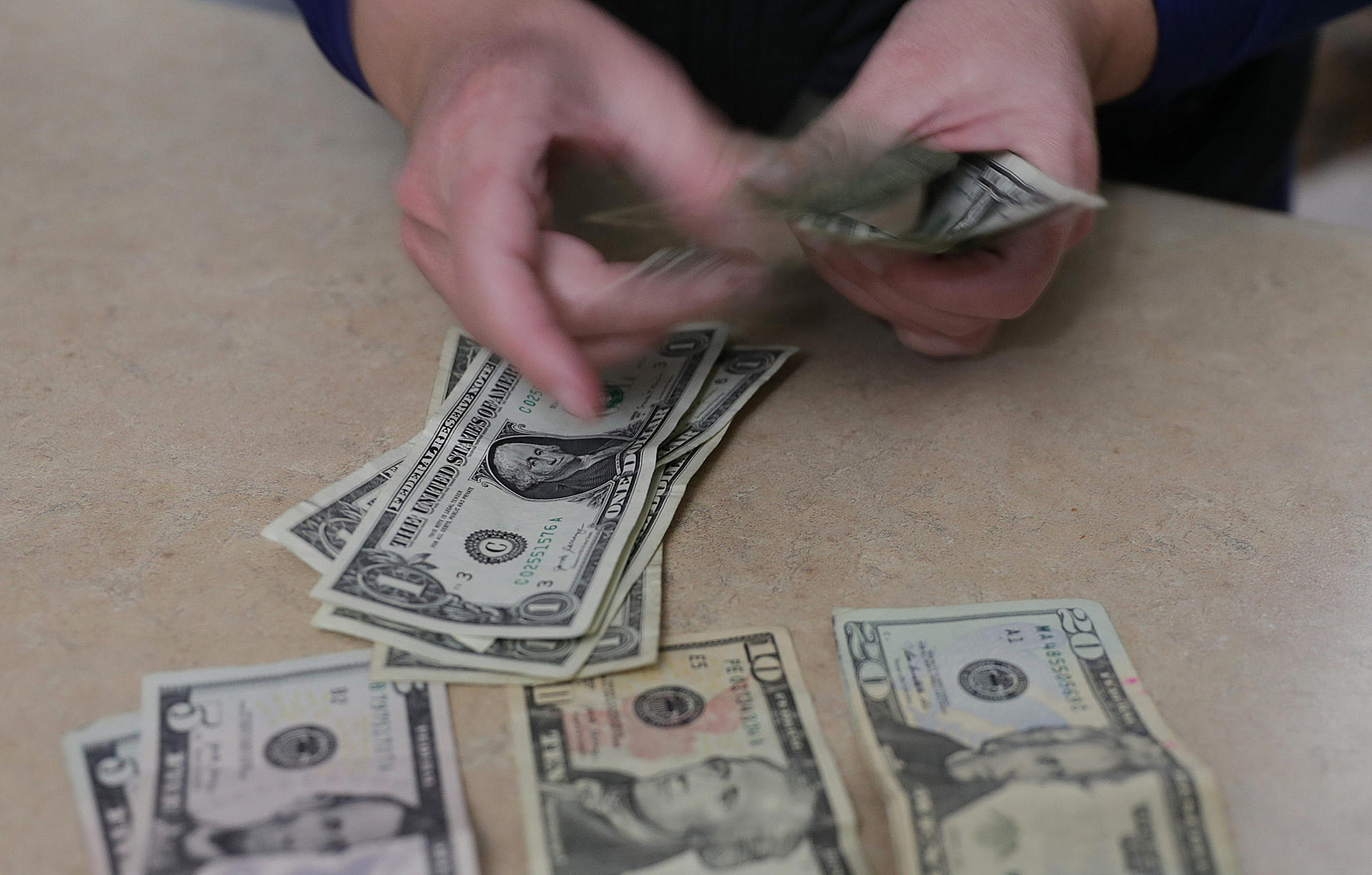 Una persona cuenta dolares en una casa de cambio en ciudad Juárez, en el estado de Chihuahua (México). Archivo. EFE/ Luis Torres