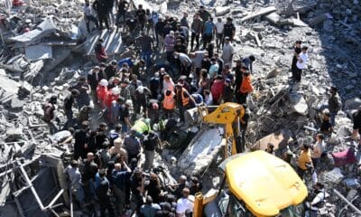 Personas y miembros de los servicios de emergencia trabajan en el lugar de un ataque militar israelí cerca del Hospital Universitario Rafik Hariri (RHUH), en el distrito de Jnah de Beirut, Líbano, el 22 de octubre de 2024. Al menos 13 personas murieron después de un ataque aéreo israelí cerca del hospital público más grande del Líbano, en el sur de Beirut, dijo el Ministerio de Salud libanés. Según este último, más de 2.400 personas han muerto y más de 11.600 han resultado heridas en el Líbano desde el inicio de las recientes escaladas de hostilidades. (Líbano) EFE/EPA/WAEL HAMZEH