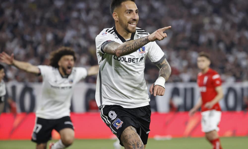 Javier Correa, de Colo Colo, celebra el gol del triunfo ante la Universidad Católica en el estadio Monumental en Santiago (Chile). EFE/ Elvis González