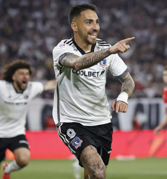 Javier Correa, de Colo Colo, celebra el gol del triunfo ante la Universidad Católica en el estadio Monumental en Santiago (Chile). EFE/ Elvis González