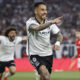 Javier Correa, de Colo Colo, celebra el gol del triunfo ante la Universidad Católica en el estadio Monumental en Santiago (Chile). EFE/ Elvis González