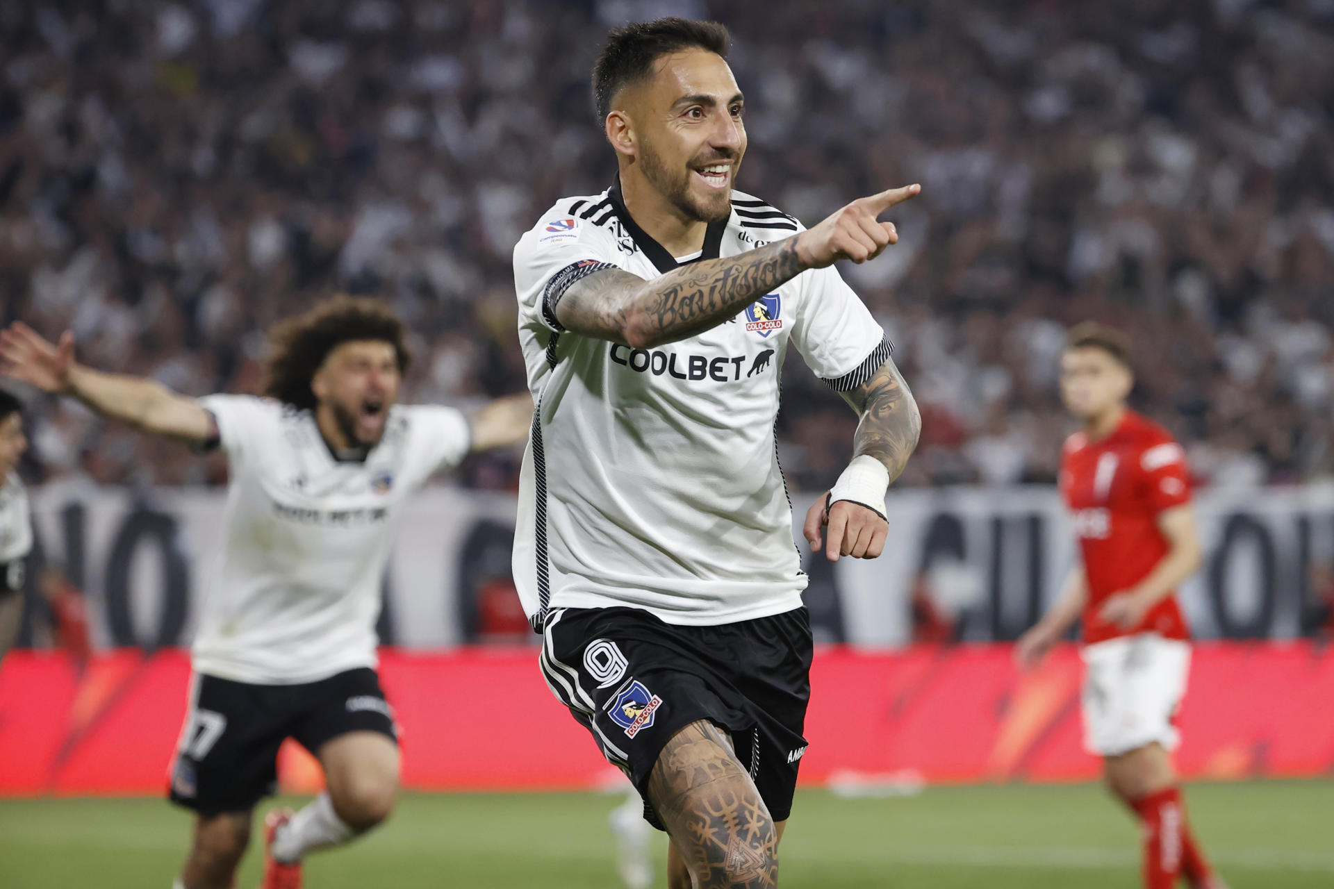 Javier Correa, de Colo Colo, celebra el gol del triunfo ante la Universidad Católica en el estadio Monumental en Santiago (Chile). EFE/ Elvis González