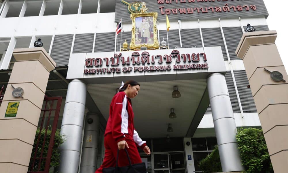 Familiares de los fallecidos por el incendio en un autobús escolar en Bangkok llegan al Instituto Forense para identificar a las víctimas. 
EFE/EPA/NARONG SANGNAK