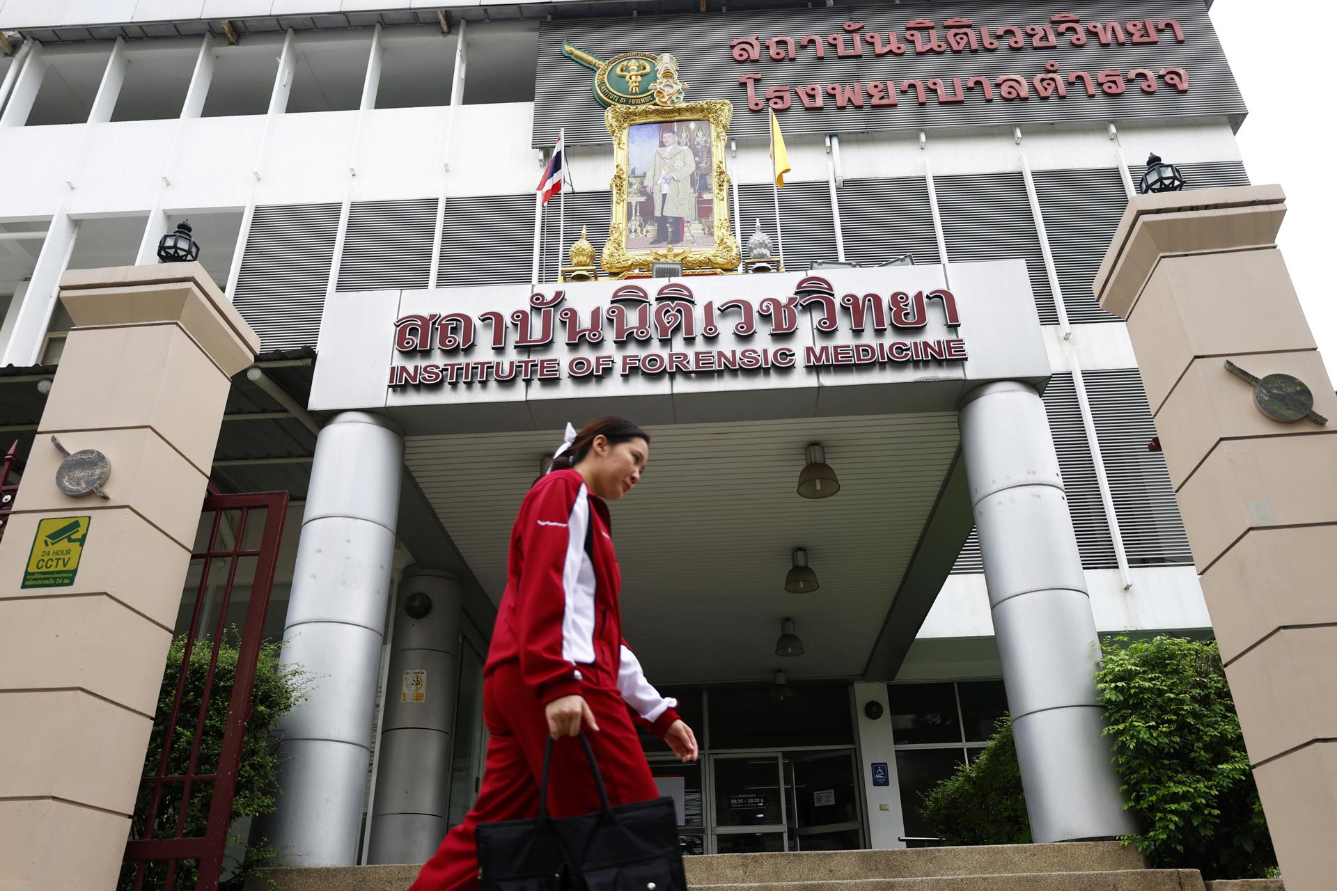 Familiares de los fallecidos por el incendio en un autobús escolar en Bangkok llegan al Instituto Forense para identificar a las víctimas. 
EFE/EPA/NARONG SANGNAK