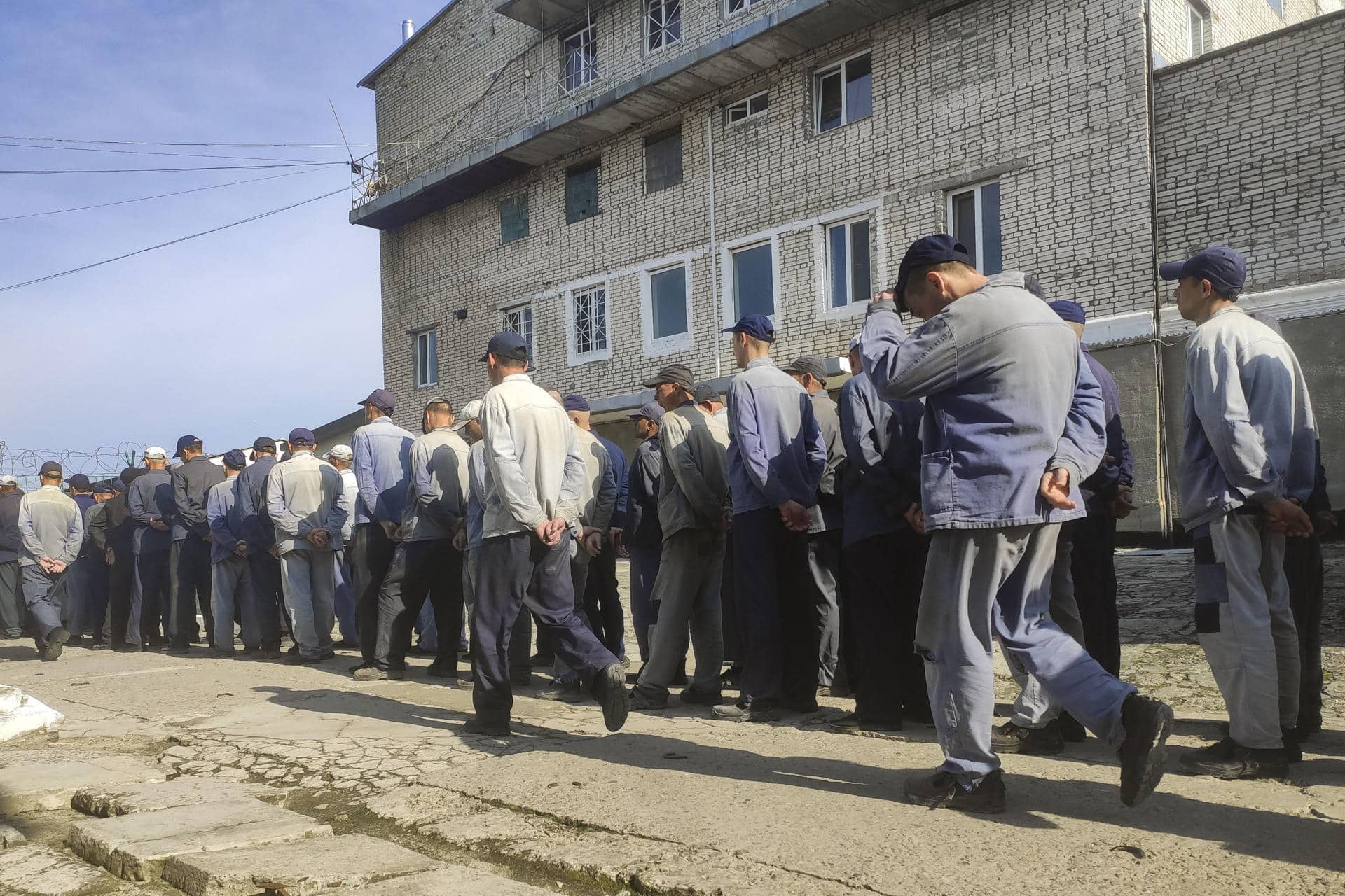 Imagen de prisioneros de guerra rusos encarcelados en un centro ucraniano cerca de la ciudad occidental de Leópolis.EFE/Rostyslav Averchuk