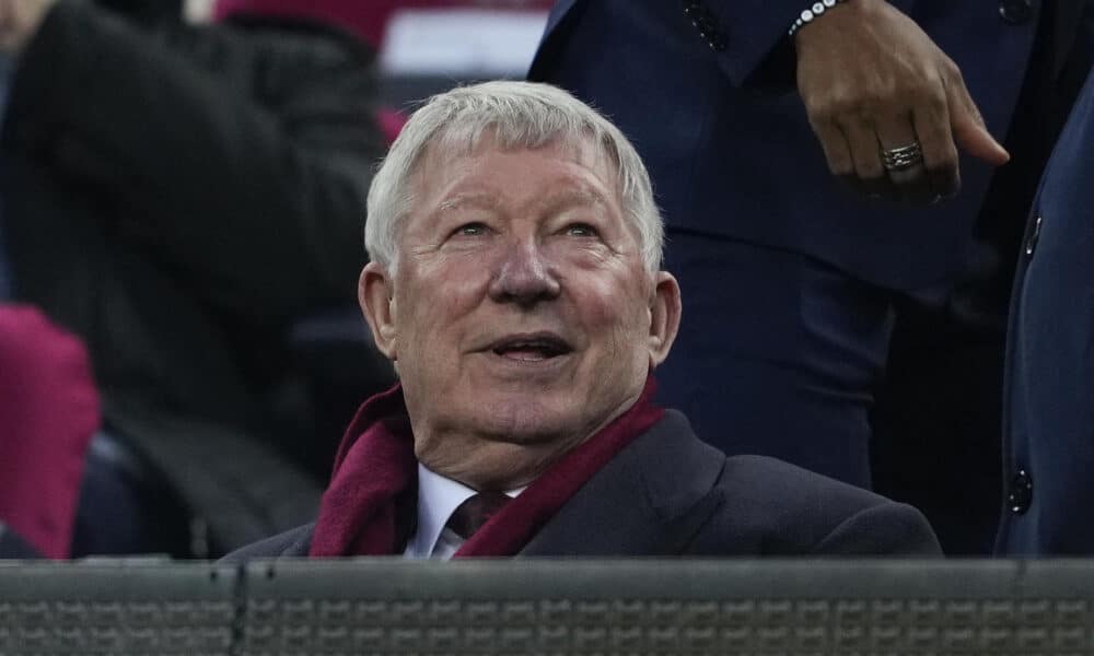 Foto de archivo del exentrenador del Manchester United Sir Alex Ferguson, en el palco del Camp Nou, durante un encuentro de la Liga Europa entre el Barcelona y Manchester United, el 16 de febrero de 2023. EFE/ Alejandro García