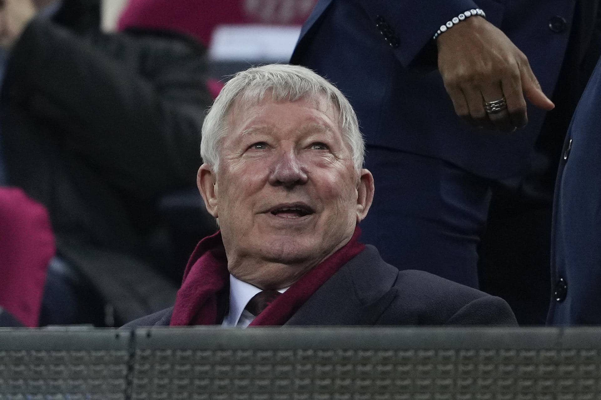 Foto de archivo del exentrenador del Manchester United Sir Alex Ferguson, en el palco del Camp Nou, durante un encuentro de la Liga Europa entre el Barcelona y Manchester United, el 16 de febrero de 2023. EFE/ Alejandro García