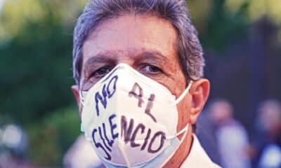 Imagen de archivo de un periodista con un tapabocas en el que se lee "No al silencio", durante una protesta de miembros de la prensa para rechazar la violencia en contra sus trabajadores y el oficio de informar, en México. EFE/ Juan Carlos Cruz