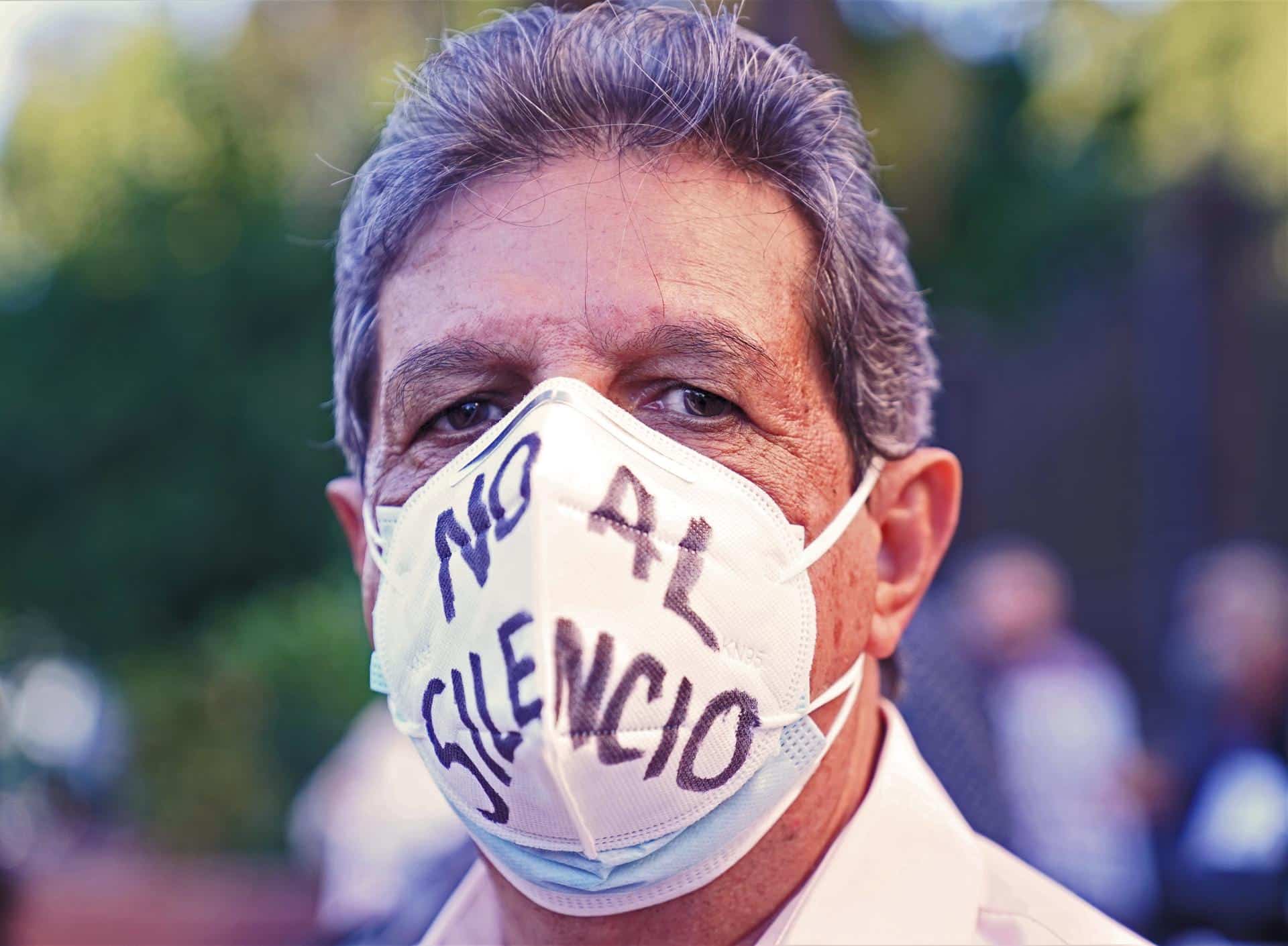 Imagen de archivo de un periodista con un tapabocas en el que se lee "No al silencio", durante una protesta de miembros de la prensa para rechazar la violencia en contra sus trabajadores y el oficio de informar, en México. EFE/ Juan Carlos Cruz