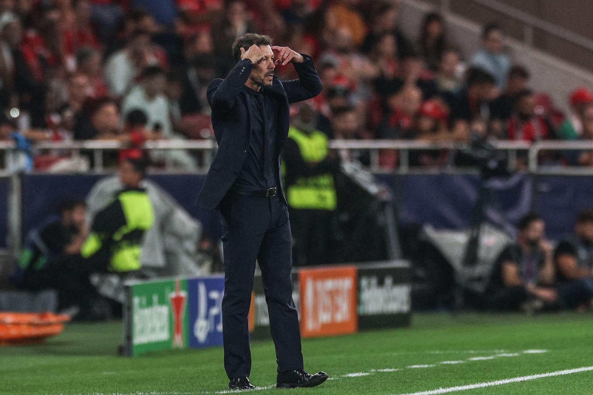 Simeone gesticula en el partido de este miércoles en Lisboa. EFE/EPA/MIGUEL A. LOPES