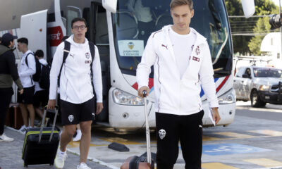 Jugadores del Valencia llegan al hotel de concentración este viernes, en Puebla (México). EFE/ Hilda Ríos