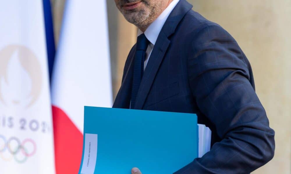 El ministro FRANCÉS del Presupuesto, Laurent Saint-Martin, llega este jueves al consejo de ministros para la presentación del proyecto de ley de presupuestosEFE/EPA/CHRISTOPHE PETIT TESSON