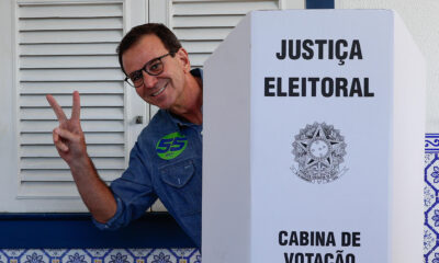 El alcalde de Río de Janeiro, Eduardo Paes, respaldado por Lula, vota durante la primera vuelta de las elecciones municipales en el Club de Golf Gávea, en Río de Janeiro, Brasil. EFE/ André Coelho