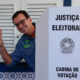 El alcalde de Río de Janeiro, Eduardo Paes, respaldado por Lula, vota durante la primera vuelta de las elecciones municipales en el Club de Golf Gávea, en Río de Janeiro, Brasil. EFE/ André Coelho